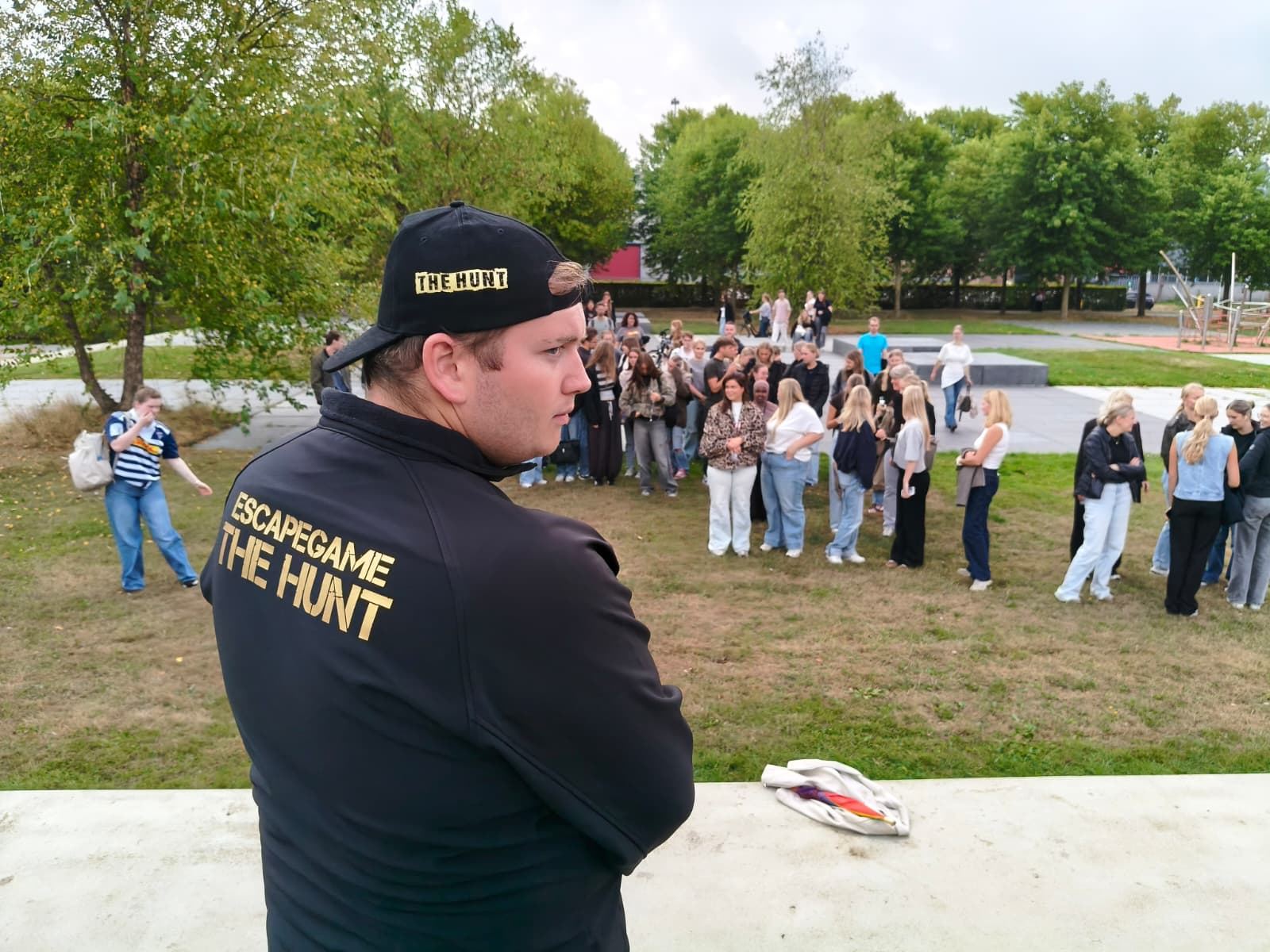 Een Hunter houdt de groepen in de gaten