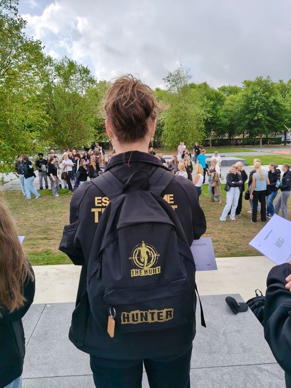 Een Hunter houdt de teams in de gaten