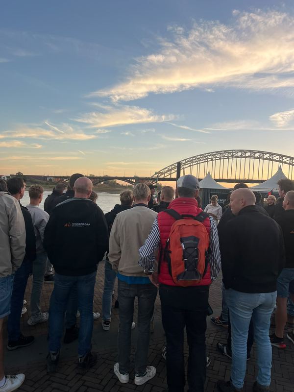 Groep aan de Waalkade in Nijmegen